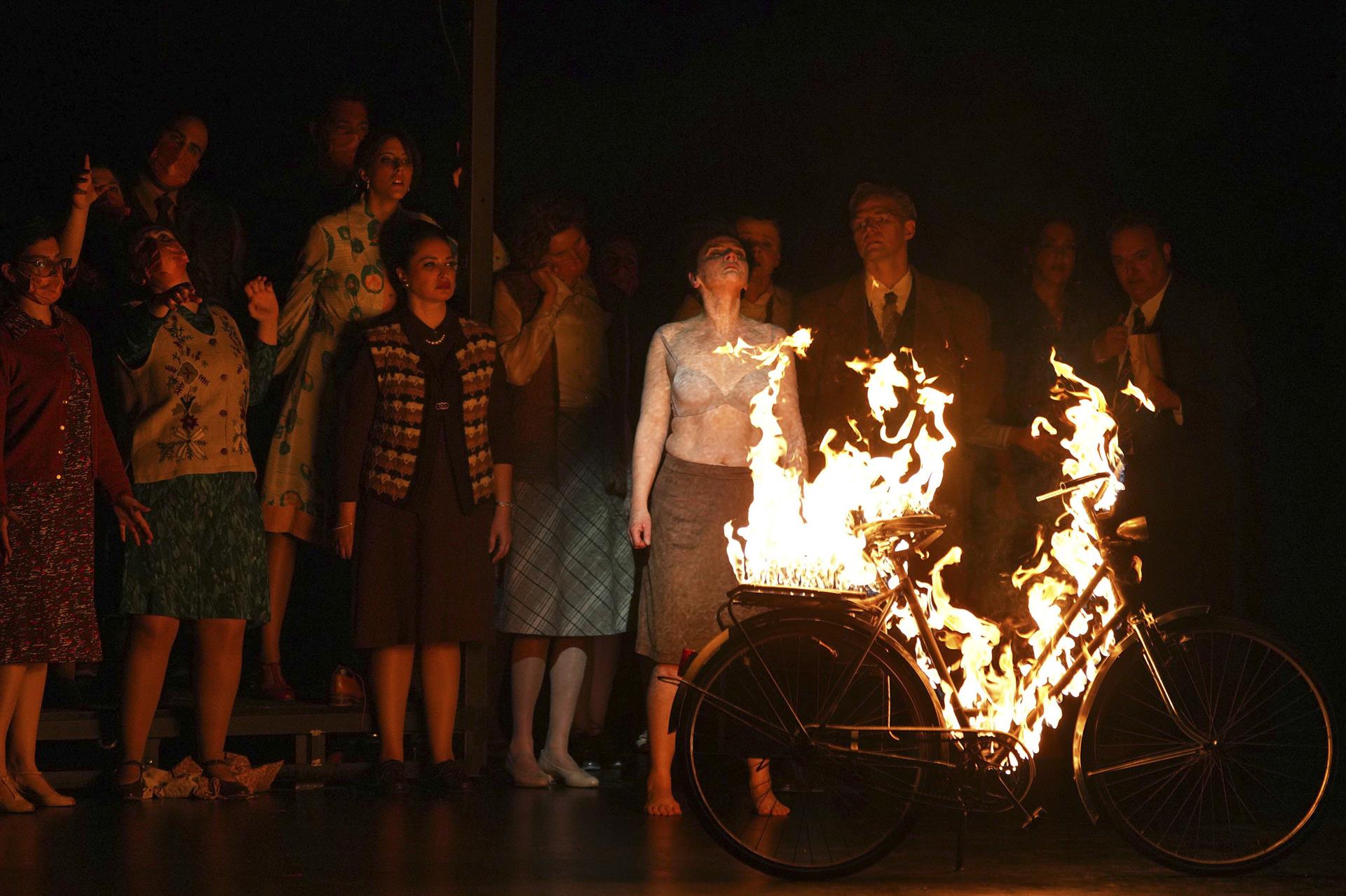 Calixto Bieito explora los abismos de la enfermedad mental y el abuso sexual en su adaptación escenográfica de "El ángel de fuego", de Sergéi Prokófiev, una ópera fascinante y difícil que se estrena en el Teatro Real con dirección musical de Gustavo Gimeno. EFE/ Javier Del Real / Teatro Real
