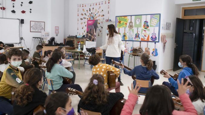 Un grupo de alumnos del Colegio de Educación Infantil y Primaria Cronista Rey Díaz, de Córdoba, participan en una actividad pionera en España para aprender inglés y música a través de la guitarra. EFE/Rafa Alcaide

