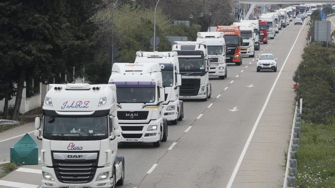 Camioneros de la plataforma en defensa del sector del transporte en Zaragoza circulan con sus camiones por las carreteras de la provincia el décimo día de la huelga de transportistas. EFE/Javier Cebollada
