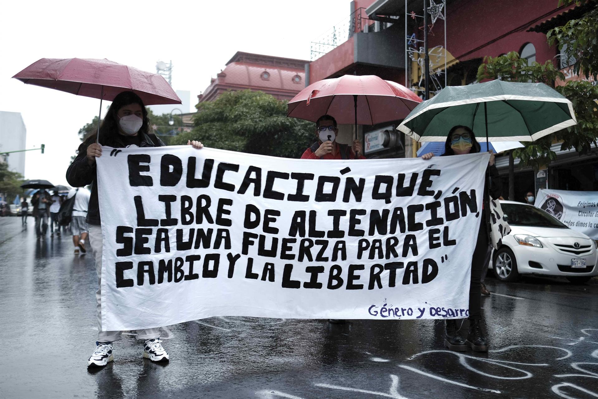 Fotografía de archivo fechada el 30 de noviembre de 2021 de unas personas mientras protestan contra el proyecto de Ley de Empleo Público, en San José (Costa Rica). EFE/Jeffrey Arguedas
