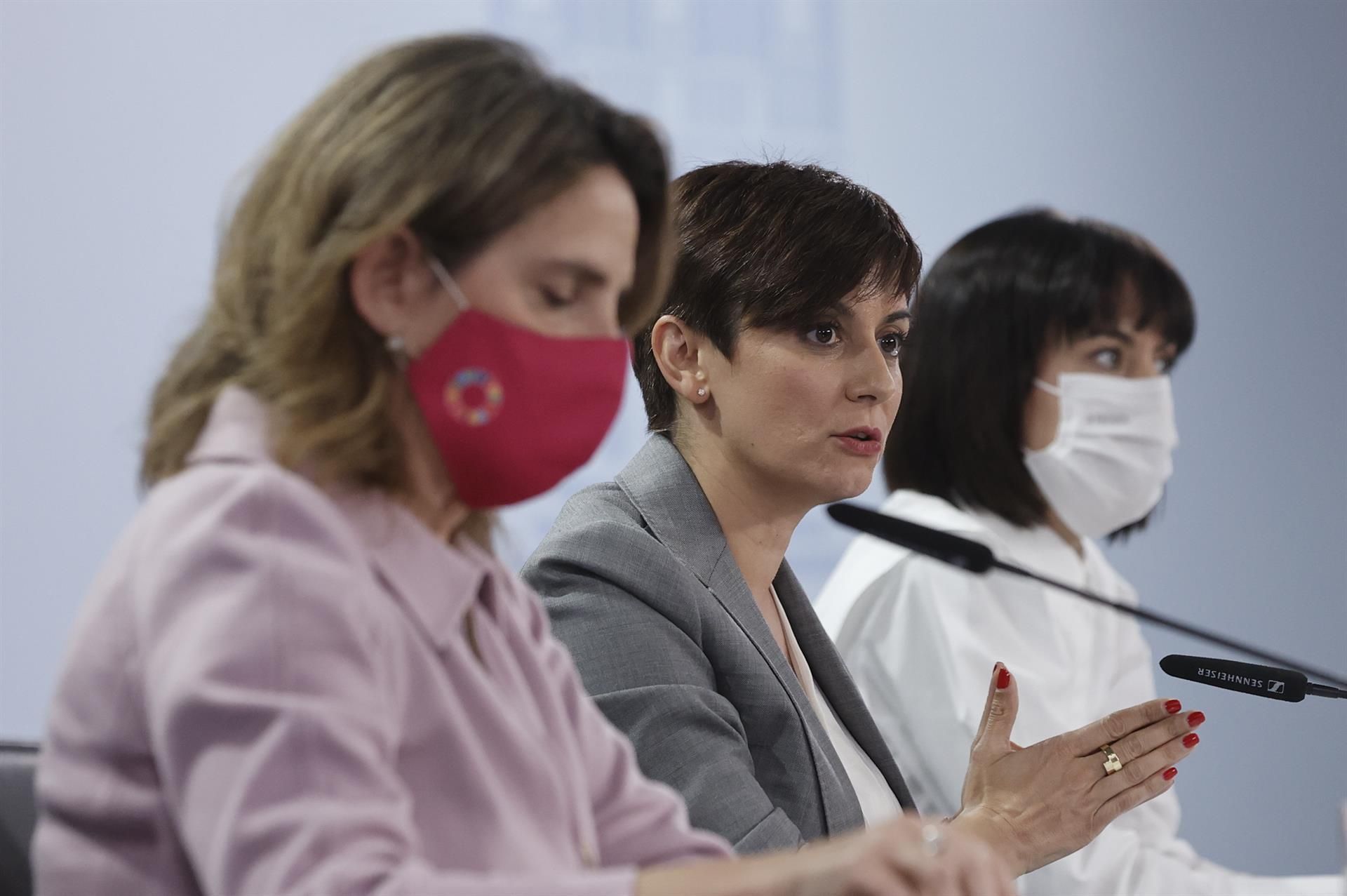 La vicepresidenta tercera del Gobierno y ministra para la Transición Ecológica y el Reto Demográfico, Teresa Ribera (i) junto a las ministras de Política Territorial y portavoz del Gobierno, Isabel Rodríguez (c), y Ciencia e Innovación Diana Morant (d), durante la rueda de prensa ofrecida tras la reunión del Consejo de Ministros, este martes en el Palacio de la Moncloa. EFE/ Emilio Naranjo
