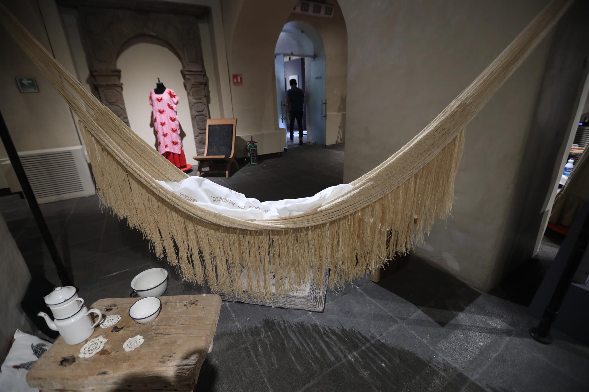 Vista hoy de una hamaca bordada por la artista mexicana Elena Martínez Bolio durante la exposición "Una larga hebra" en el Museo del Carmen, en Ciudad de México (México). EFE/Sáshenka Gutiérrez
