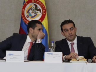 El ministro del Interior Daniel Palacios (i) y el registrador nacional del Estado Civil, Alexander Vega (d) sostienen una reunión con los integrantes de la Mesa de Garantías Electorales , este 22 de marzo de 2022, en Bogotá (Colombia). EFE/Carlos Ortega