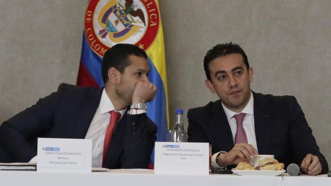 El ministro del Interior Daniel Palacios (i) y el registrador nacional del Estado Civil, Alexander Vega (d) sostienen una reunión con los integrantes de la Mesa de Garantías Electorales , este 22 de marzo de 2022, en Bogotá (Colombia). EFE/Carlos Ortega
