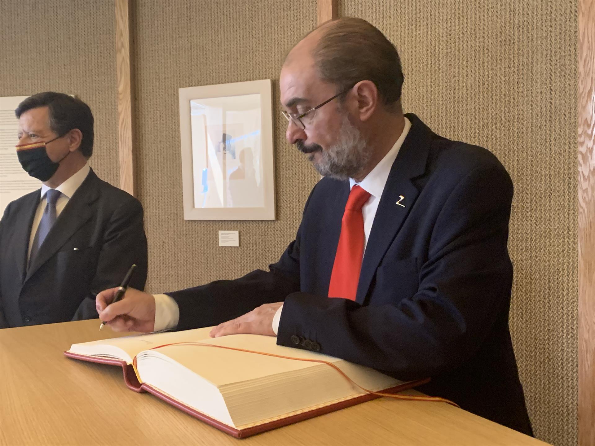 El presidente aragonés, Javier Lambán, visitó este martes el pabellón de España en la Expo de Dubái 2020, donde se dedicó una jornada a la comunidad autónoma, durante un viaje a Emiratos Árabes Unidos (EAU) para promover la inversión y las exportaciones de su región. EFE/ Noemí Jabois
