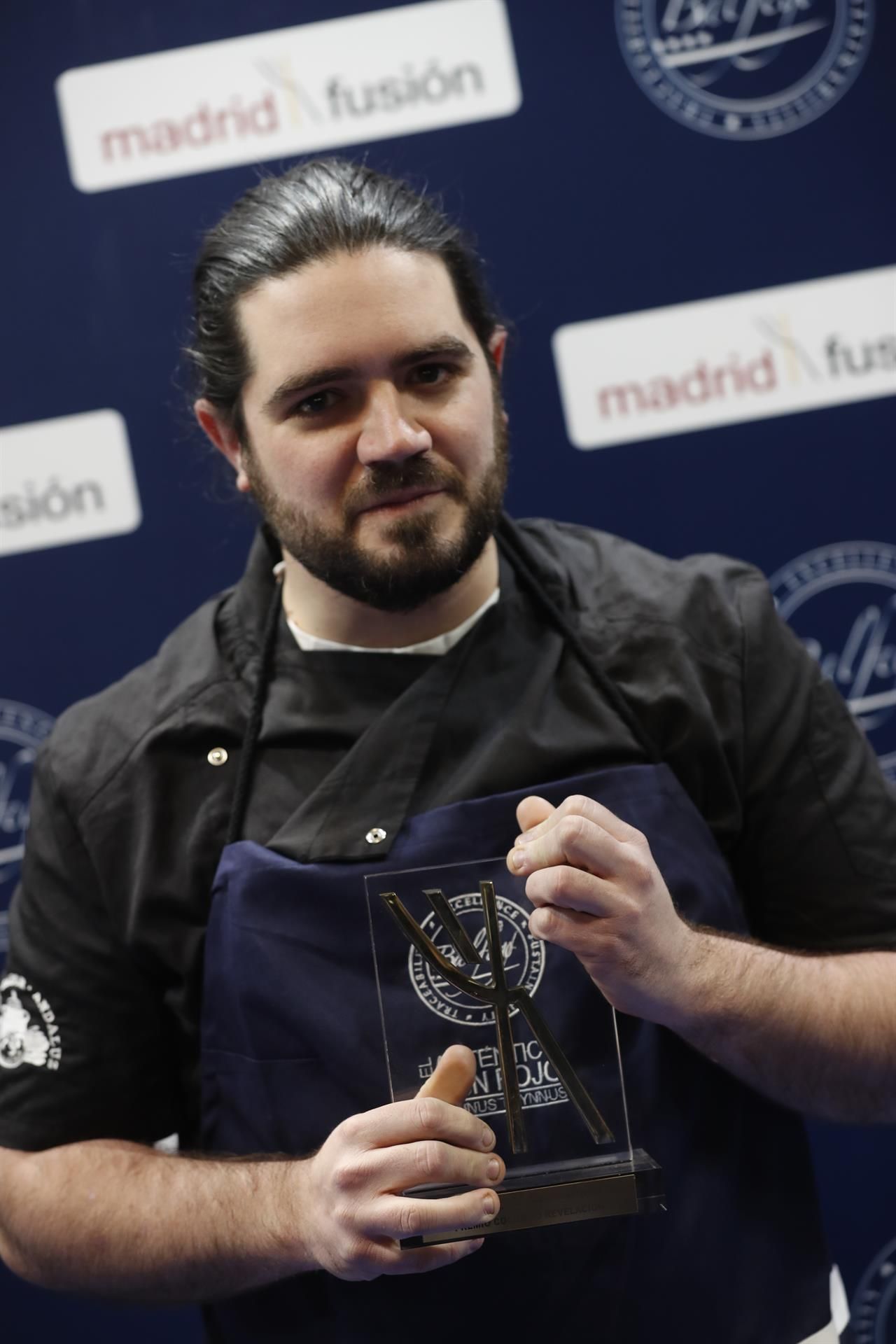 El chef Pedro Aguilera. del restaurante Mesón Sabor Andaluz de Alcalá del Valle, Cádiz, recoge el premio al "Cocinero Revelación". EFE/Javier Lizón
