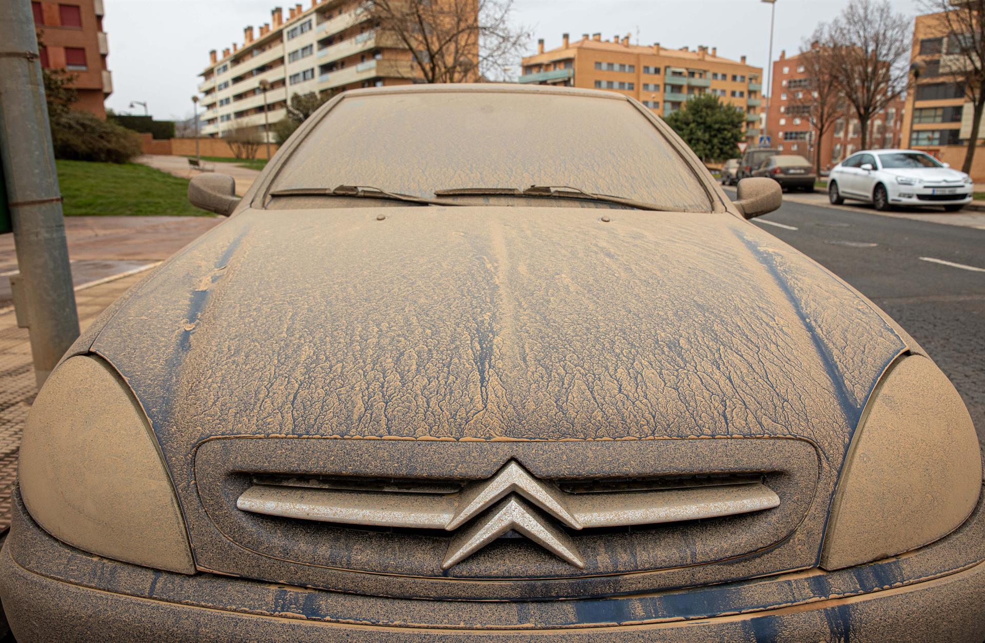 Vista de un coche cubierto con el polvo en suspensión que proviene del Sáhara que tras la lluvia acaecida en Logroño este martes ha teñido la ciudad de un color naranja. EFE/ Raquel Manzanares 