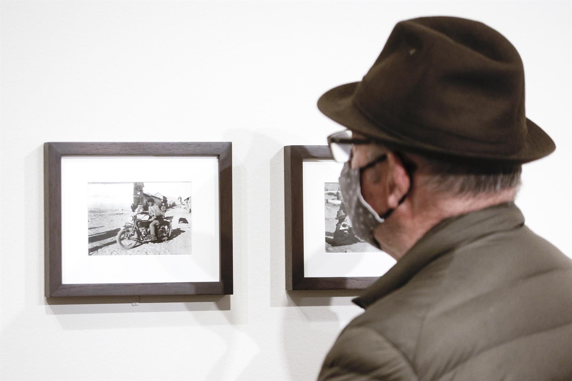 La Fundación Foto Colectania confronta en la primera exposición antológica dedicada a Martín Chambi su obra con la de otros fotógrafos contemporáneos que retrataron y documentaron los Andes peruanos, como Irving Penn, Eugene Harris o Robert Frank. EFE/Quique García
