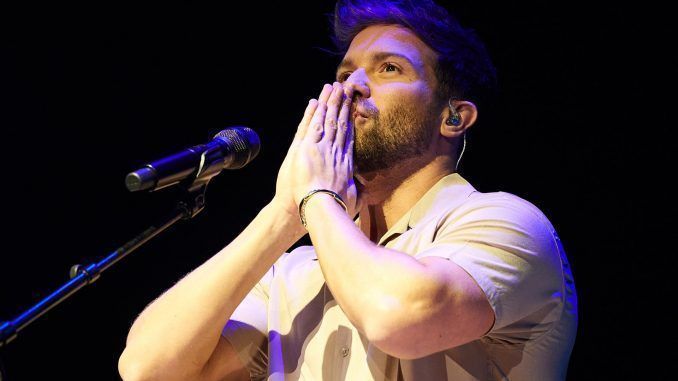 El cantante Pablo Alborán durante el concierto ofrecido este martes en el Auditorio Nacional, en Madrid. EFE/Miguel Osés
