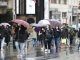 Varias personas se protegen de la lluvia con paraguas en el centro de Madrid, en una fotografía de archivo. EFE/Víctor Casado