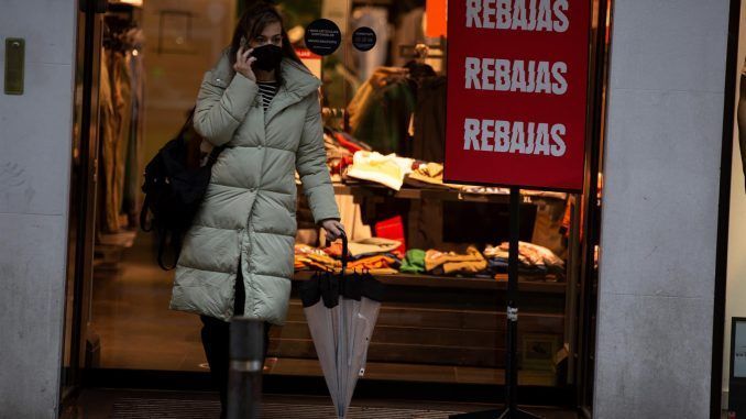 Una mujer espera frente a una tienda. EFE/Archivo