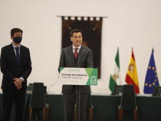 El presidente de la Junta de Andalucía, Juanma Moreno, acompañado del vicepresidente de la Junta, Juan Marín (Cs) (i), durante la rueda de prensa tras la reunión del Consejo de Gobierno andaluz que, hoy martes, se ha celebrado en Carmona (Sevilla). EFE/José Manuel Vidal