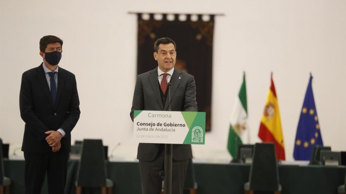 El presidente de la Junta de Andalucía, Juanma Moreno, acompañado del vicepresidente de la Junta, Juan Marín (Cs) (i), durante la rueda de prensa tras la reunión del Consejo de Gobierno andaluz que, hoy martes, se ha celebrado en Carmona (Sevilla). EFE/José Manuel Vidal
