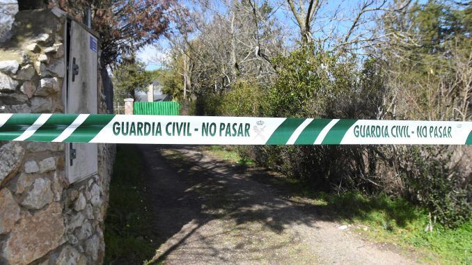 La Guardia Civil ha tenido que disparar para poder reducir a un hombre que presuntamente arremetió con dos armas blancas contra una agente que trataba de detenerlo porque, supuestamente, había quebrantado una orden de alejamiento hacia su pareja en Rincón de la Victoria (Málaga). EFE/Archivo
