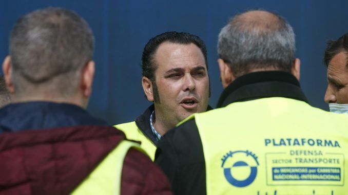 El presidente de la Plataforma para la Defensa del Sector del Transporte de Mercancías por Carretera, Manuel Hernández (c) se dirige a varios compañeros camineros en huelga en el Wanda Metropolitano en Madrid este martes. EFE/Sergio Pérez
