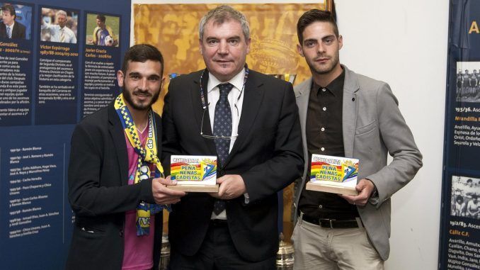 El presidente del Cádiz, Manuel Vizcaíno (c). en un acto en el estadio Nuevo Mirandilla. EFE/Román Ríos/ARCHIVO
