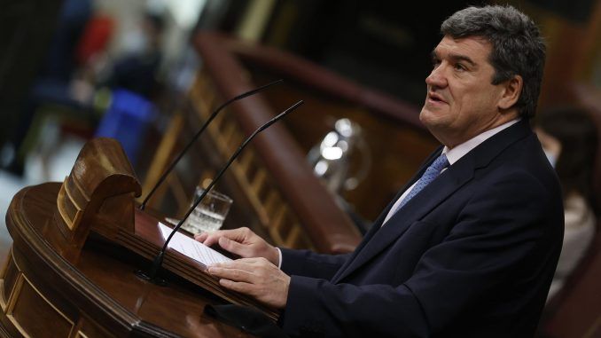 El ministro de Seguridad Social, Inclusión y Migraciones, José Luis Escrivá interviene en el pleno del Congreso de los Diputados celebrado este jueves. EFE/Javier Lizón
