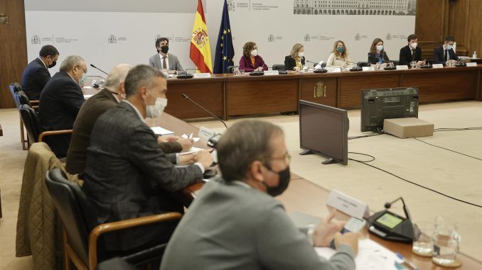 La vicepresidenta primera del Gobierno, Nadia Calviño (5d); y las ministras de Hacienda y de Transportes, María Jesús Montero (4i) y Raquel Sánchez, entre otros, durante la reunión mantenida este lunes con representantes del departamento de mercancías del Comité Nacional de Transporte por Carretera para analizar la situación del sector, mientras continúa el paro indefinido convocado por asociaciones minoritarias de transportistas. EFE/Emilio Naranjo
