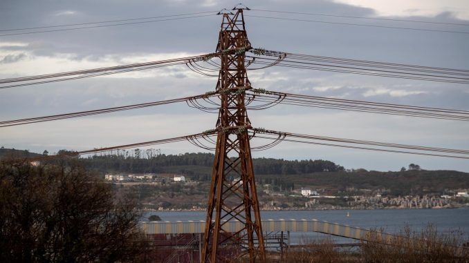 Imagen una torreta de alta tensión en las instalaciones de la factoría Alcoa, en Cervo, Lugo en una imagen de archivo. EFE/eliseo trigo