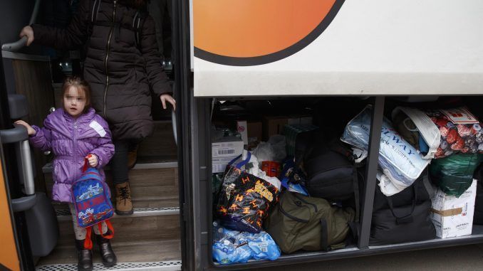 Un grupo de refugiados de Ucrania a su llegada al centro de refugiados de Pozuelo de Alarcón (Madrid) gracias a la intervención de la Fundación Madrina. EFE/Sergio Pérez
