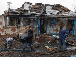 Una familia trata de recuperar sus pertencias de entre los escombros a los que ha quedado reducida su vivienda, tras un ataque ruso en Boromlia, en la región de Sumy, en el nordeste de Ucrania. EFE/EPA/ROMAN PILIPEY