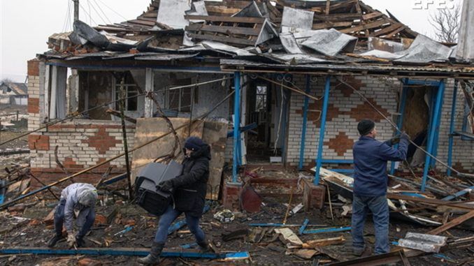 Una familia trata de recuperar sus pertencias de entre los escombros a los que ha quedado reducida su vivienda, tras un ataque ruso en Boromlia, en la región de Sumy, en el nordeste de Ucrania. EFE/EPA/ROMAN PILIPEY