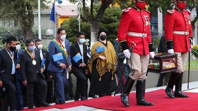 De izquierda a derecha, el presidente de la cámara de disputados, Freddy Mamani Laura; el vicepresidente de Bolivia, David Choquehuanca; el presidente de Bolivia, Luis Arce, y el presidente del Senado, Adrónico Rodríguez, participan de una conmemoración por los 143 años de pérdida de su litoral, hoy, en a Paz (Bolivia). Bolivia inició este martes los actos conmemorativos por los 143 años de pérdida de su litoral con el traslado de los restos del prócer Eduardo Abaroa a una plaza del mismo nombre en La Paz y ratificando su "compromiso" por recobrar un acceso soberano al mar. EFE/ Martin Alipaz
