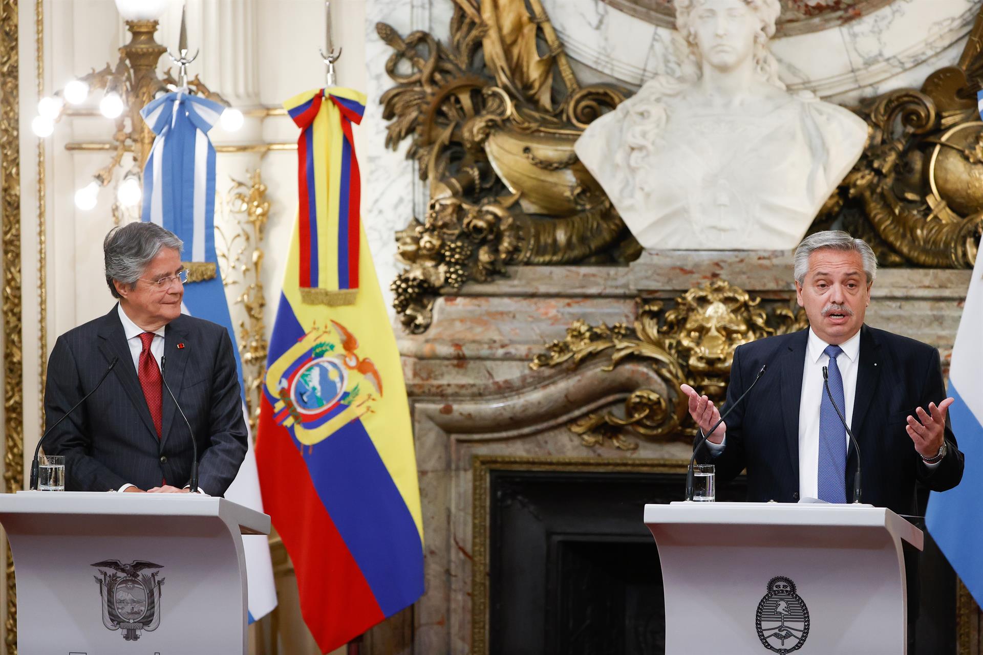 El presidente de Argentina, Alberto Fernández (d), habla durante una declaración conjunta ante los medios de comunicación junto a su homólogo de Ecuador, Guillermo Lasso (i), hoy, tras una reunión privada en la Casa Rosada, sede del Ejecutivo en Buenos Aires (Argentina). EFE/Juan Ignacio Roncoroni
