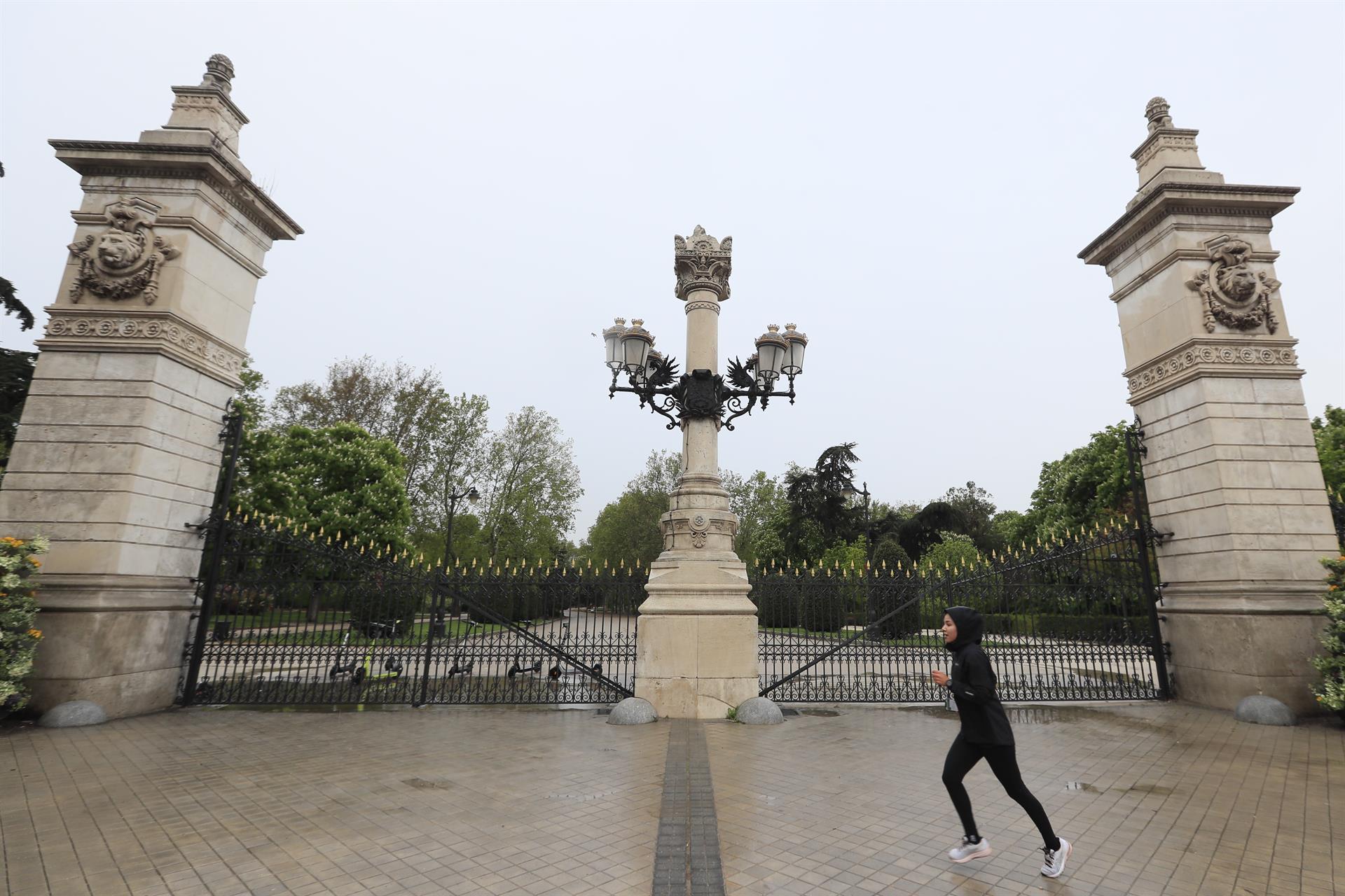 Vista de la entrada cerrada debido al mal tiempo del parque del Retiro este miércoles en Madrid. El Retiro y otros ocho parques de la capital permanecen cerrados por los fuertes vientos previstos durante la jornada en la ciudad. EFE/ Fernando Alvarado
