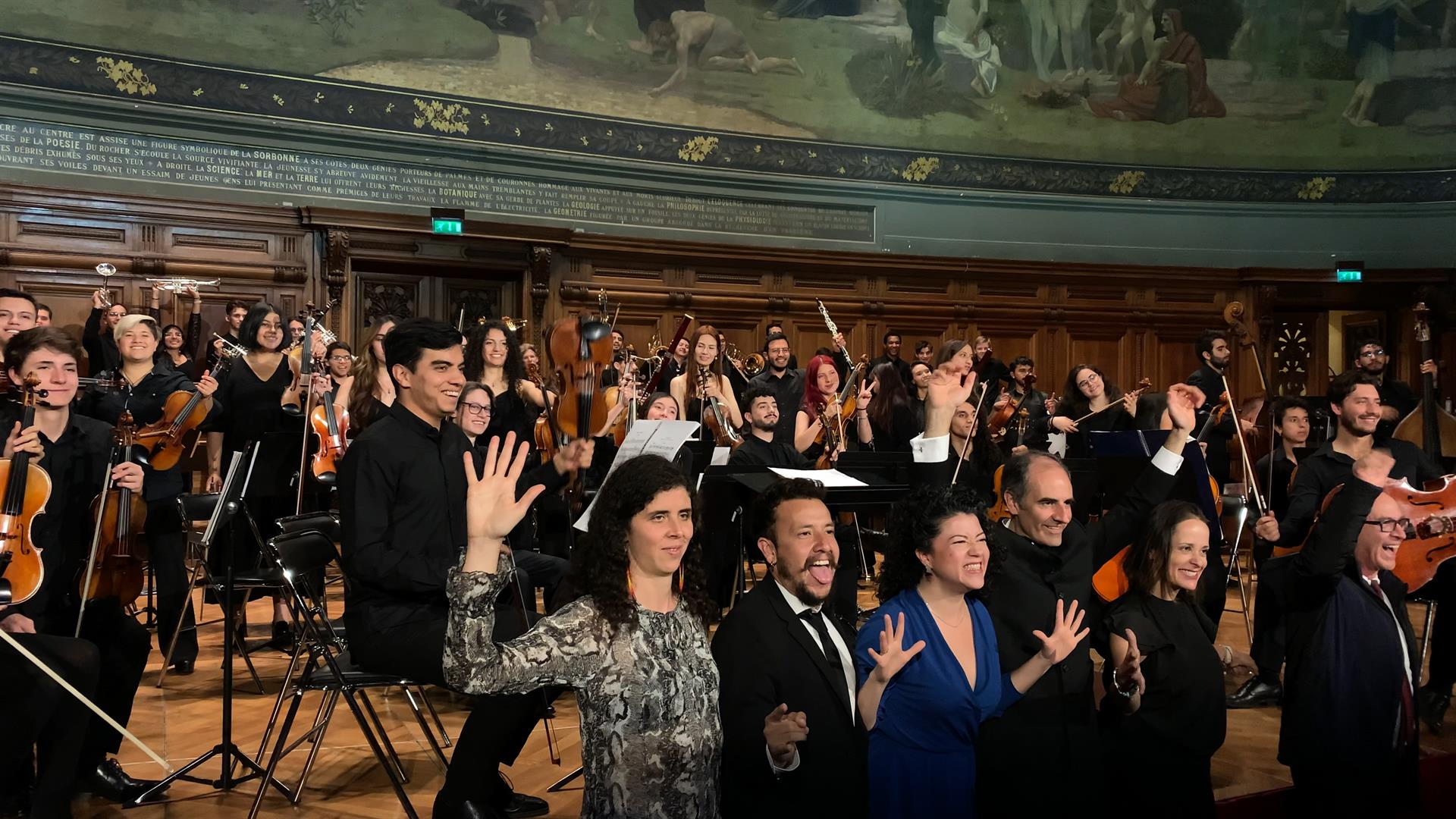 La Orquesta Sinfónica Javeriana de Bogotá ha cerrado este viernes su gira francesa en el emblemático anfiteatro de la Universidad de la Sorbona, en París. EFE/Antonio Torres
