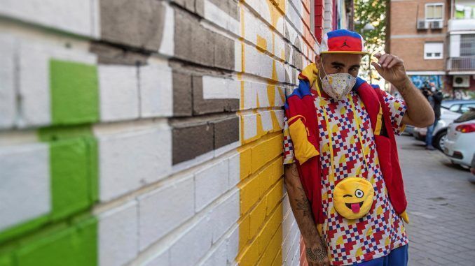 El artista internacional de origen cántabro Óscar San Miguel, más conocido como Okuda, en una imagen de archivo. EFE/ Rodrigo Jiménez
