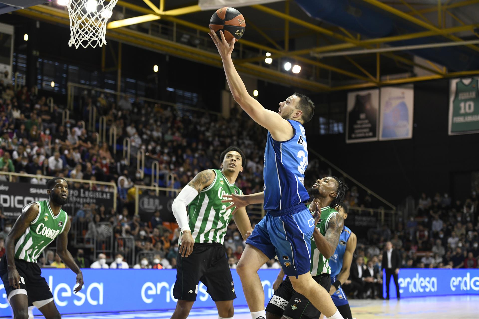 El base del Fuenlabrada Jovan Novac entra a canasta ante los jugadores del Betis durante el partido de liga Endesa que disputaron Fuenlabrada y Betis en el pabellón Fernando Martín . EFE/ Víctor Lerena
