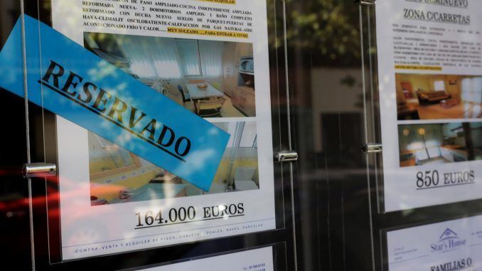 Imagen de archivo de anuncios de pisos y casas en venta y alquiler en el escaparate de una inmobiliaria, en Madrid. EFE/Zipi
