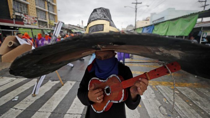 Un estudiante de la Universidad de San Carlos de Guatemala, la única pública del país, participa del tradicional Desfile Bufo tras dos años sin salir a las calles por la pandemia del COVID-19, hoy en Ciudad de Guatemala (Guatemala). EFE/Esteban Biba
