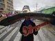 Un estudiante de la Universidad de San Carlos de Guatemala, la única pública del país, participa del tradicional Desfile Bufo tras dos años sin salir a las calles por la pandemia del COVID-19, hoy en Ciudad de Guatemala (Guatemala). EFE/Esteban Biba