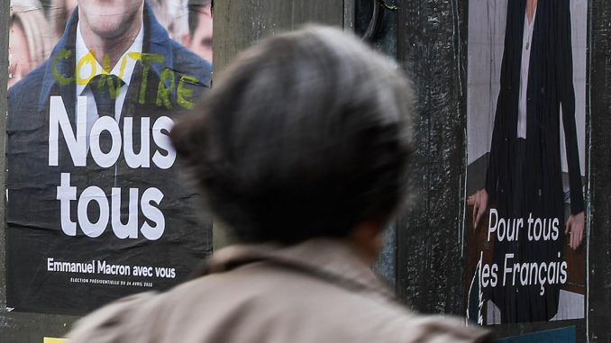 Carteles de Macron y Le Pen en Paris, en foto reciente. EFE/EPA/Mohammed Badra
