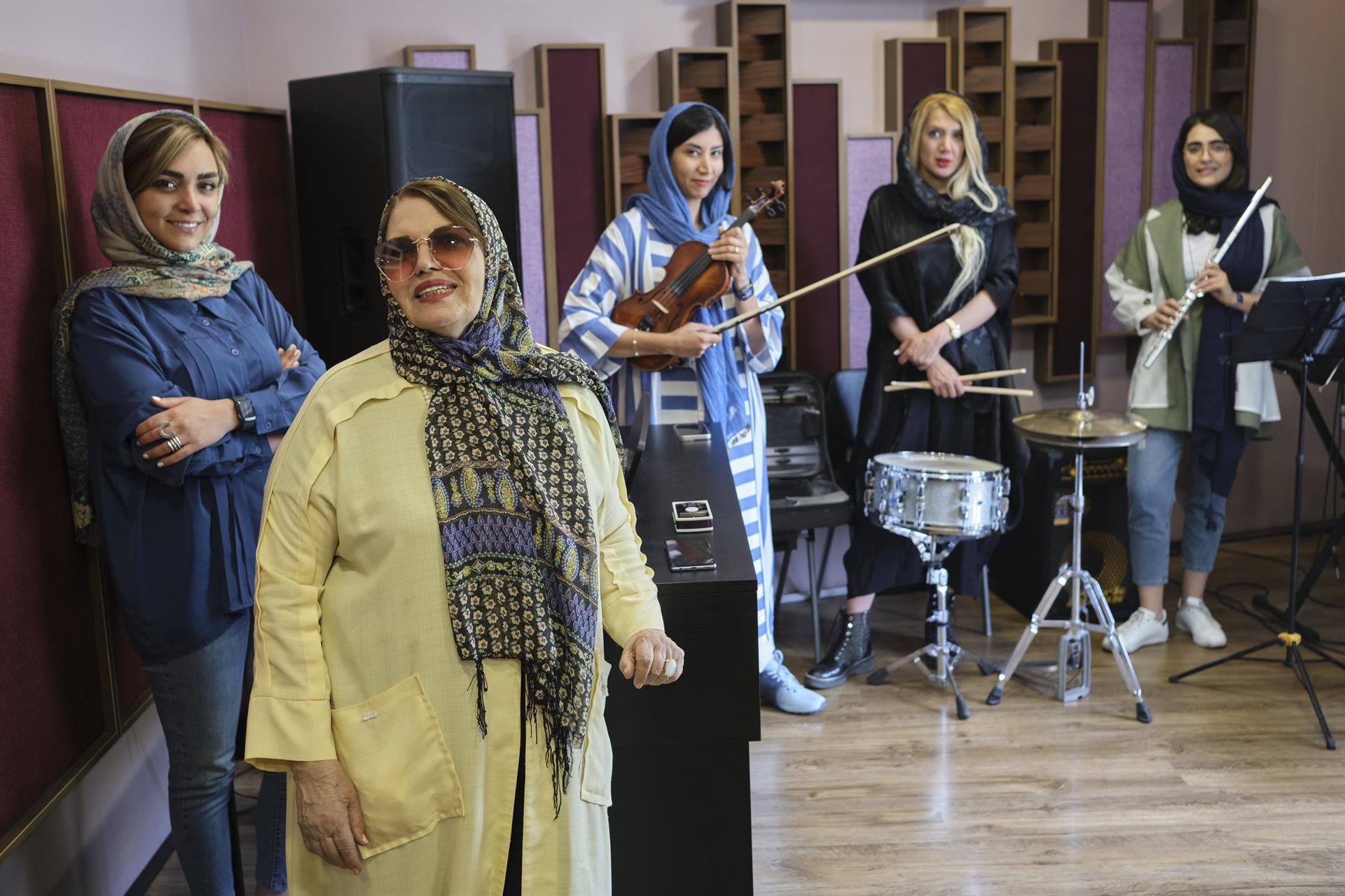 Ghanem, en primer plano, posa con su grupo de música en Teherán. La mítica cantante iraní Simin Ghanem (1944, Tonekabon) no publica una canción desde 1979, año de la Revolución Islámica. EFE/Jaime León
