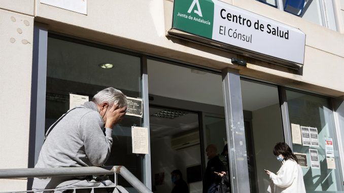 Unas personas hacen cola para conseguir una cita con su médico de cabecera en el Centro de Salud ""El Consul"", en el barrio de Teatinos-Universidad de Málaga. EFE/Jorge Zapata/Archivo
