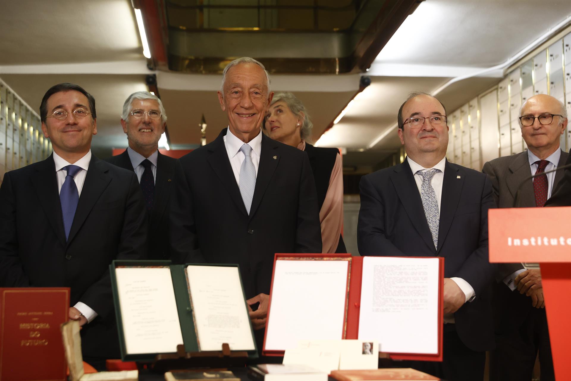 El ministro de Asuntos Exteriores, José Manuel Albares (i), el ministro de Cultura y Deportes, Miquel Iceta (2-d), y el presidente de Portugal, Marcelo Rebelo de Sousa (c), asisten al acto de entrega del legado ‘in memoriam’ de José Saramago a la Caja de las Letras del Instituto Cervantes, este lunes en Madrid. EFE/ Juanjo Martín
