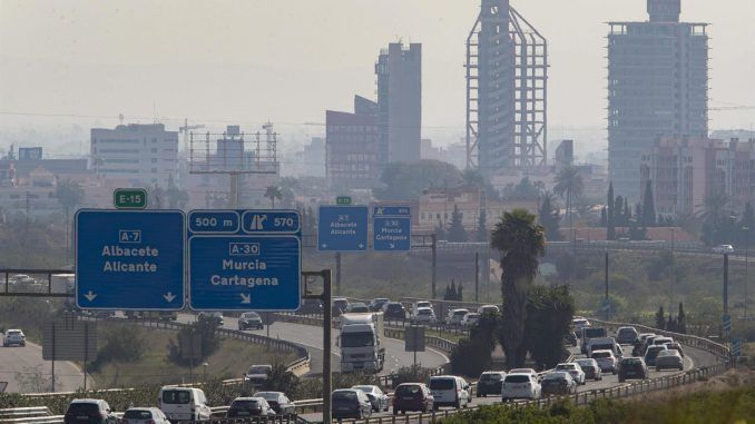 Retenciones de tráfico en la autovía A-7 este lunes a su paso por Murcia ocasionadas por la vuelta de las vacaciones de Semana Santa desde Andalucía. EFE/Marcial Guillén
