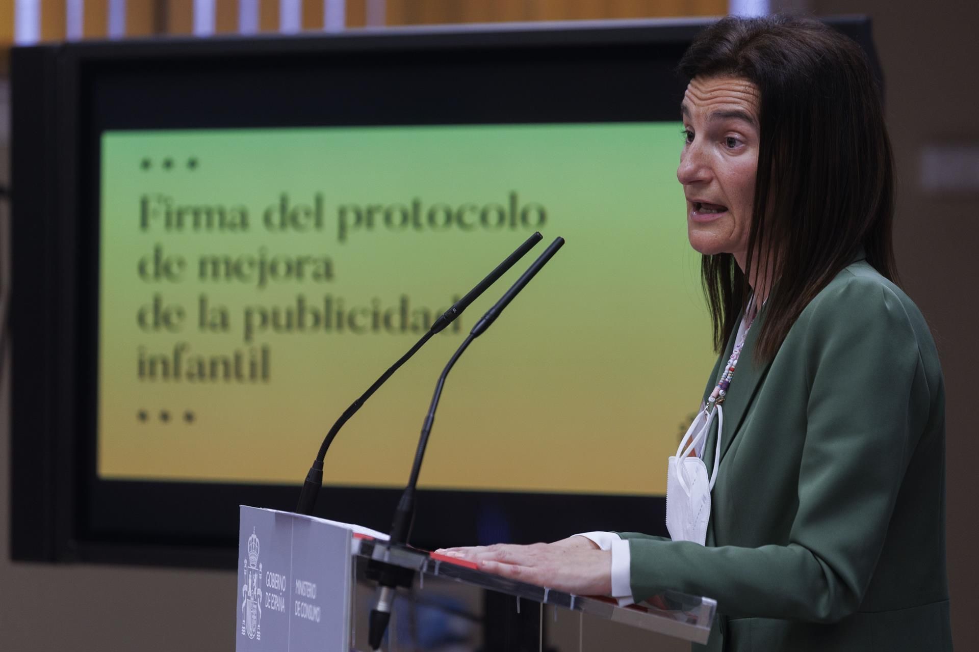 La presidenta de la Asociación Española de Fabricantes de Juguetes (AEFJ), Marta Salmón, tras la firma con el ministerio de Consumo, del protocolo acordado con el sector del juguete para fomentar la autorregulación, impulsar la igualdad y eliminar los estereotipos de género en la publicidad de juguetes, este miércoles en Madrid. EFE/Sergio Pérez
