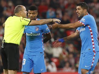 El árbitro conversa con los jugadores del Atlético de Madrid Luis Suárez (d) y Reinildo Mandava, durante el partido de Liga en Primera Divisiónen el estadio de San Mamés, en Bilbao. EFE/Miguel Toña