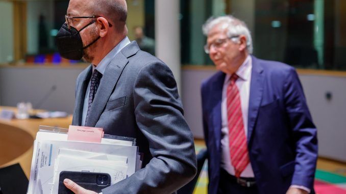 El alto representante europeo para la Política Exterior y de Defensa, Josep Borrell, y el presidente del Consejo Europeo, Charles Michel, en una reunión en Bruselas el pasado viernes. EFE/EPA/OLIVIER MATTHYS / POOL
