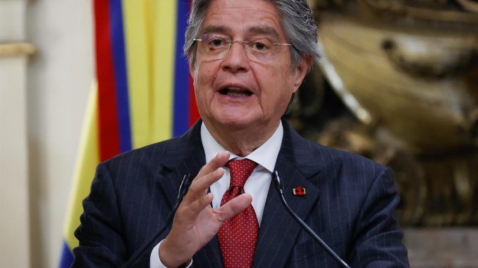 El presidente de Ecuador, Guillermo Lasso, habla durante una declaración conjunta ante los medios de comunicación, hoy, tras una reunión privada en la Casa Rosada, sede del Ejecutivo en Buenos Aires (Argentina). EFE/Juan Ignacio Roncoroni
