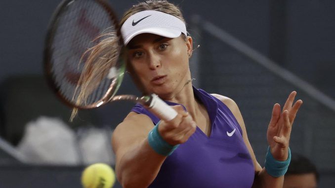 La tenista española Paula Badosa, en acción durante el partido del torneo femenino del Mutua Madrid Open que disputó este jueves contra la rusa Veronika Kudermetova en la Caja Mágica en Madrid. EFE/Emilio Naranjo
