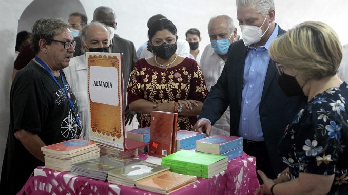 El presidente cubano Miguel Díaz-Canel (2-d) participa hoy junto a la secretaria de Cultura de México, Alejandra Frausto (c), y el escritor mexicano Paco Ignacio Taibo II (i), en la jornada inaugural de la trigésima Feria Internacional del Libro de La Habana (Cuba). EFE/Jorge Luis Baños/POOL
