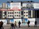 Varios viandantes pasan ante una promoción de viviendas en construcción, en una fotografía de archivo. EFE/Chema Moya