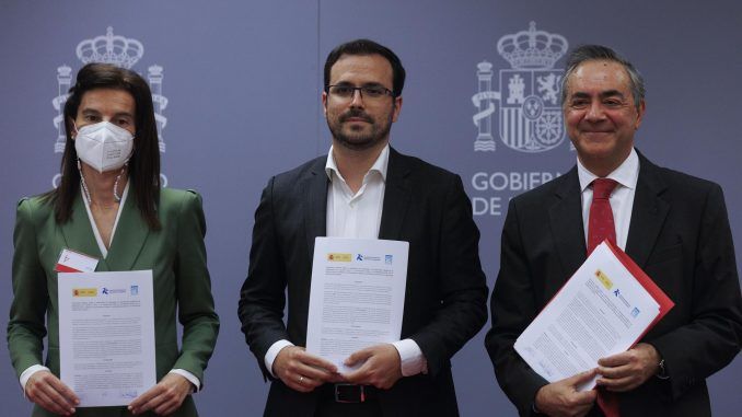 La presidenta de la Asociación Española de Fabricantes de Juguetes (AEFJ), Marta Salmón; el ministro de Consumo, Alberto Garzón, y el director general de AutoControl, José Domingo Gomez, posan tras la firma del protocolo acordado con el sector del juguete para fomentar la autorregulación, impulsar la igualdad y eliminar los estereotipos de género en la publicidad de juguetes, este miércoles en Madrid. EFE/Sergio Pérez
