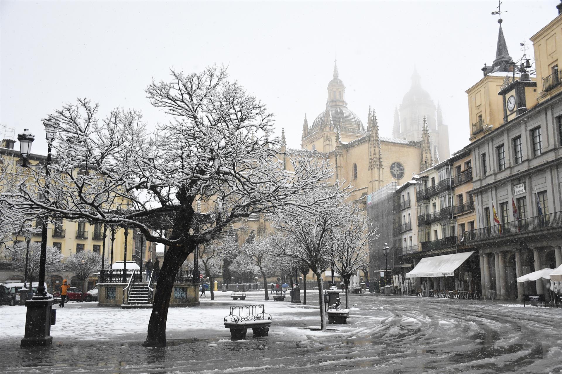 Vista de la Catedral de Segovia que este miércoles ha amanecido cubierto de nieve. EFE/ Pablo Martin
