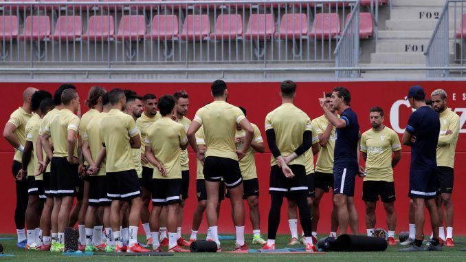 El técnico del Sevilla, Julen Lopetegui (4d), conversa con sus jugadores durante un entrenamiento en la ciudad deportiva del club. EFE/Julio Muñoz/ARCHIVO
